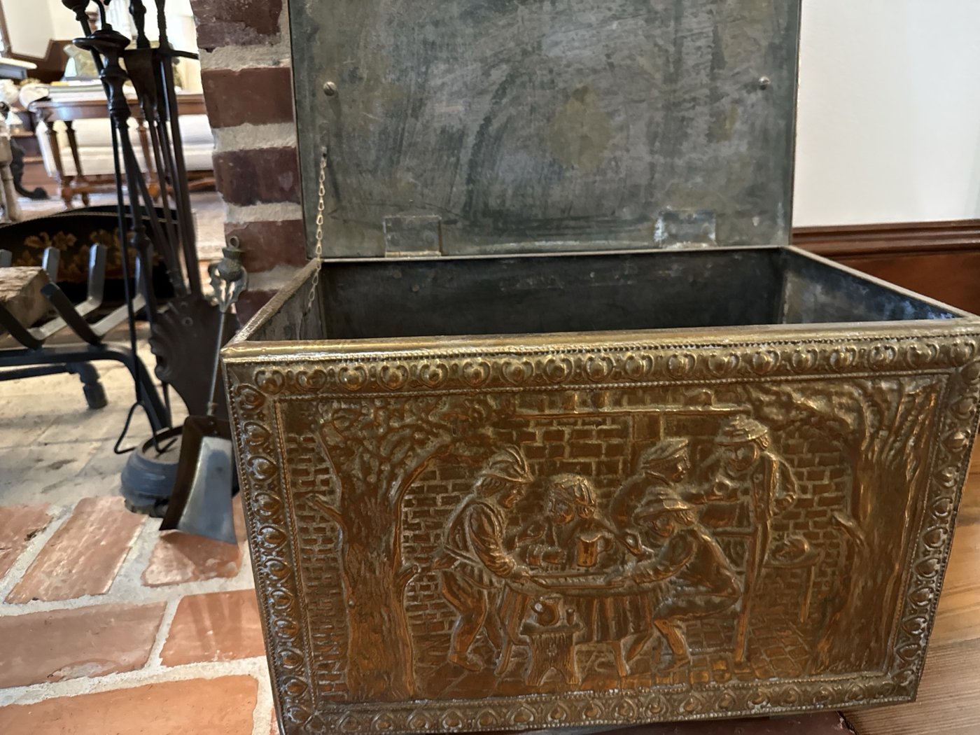 Decorative box with lid open